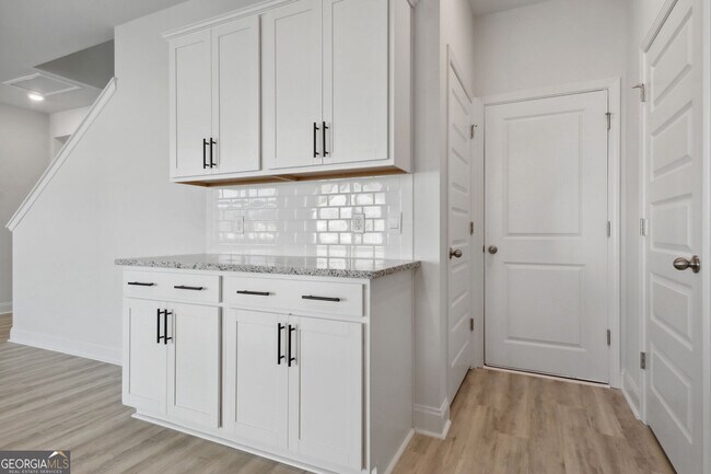 Building Photo - 323 Fox Tail Dr