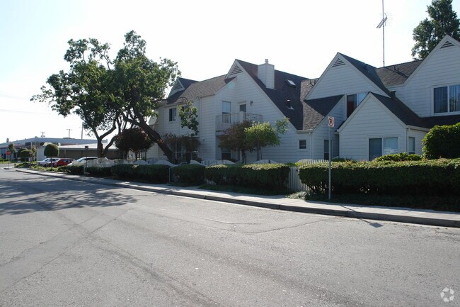 Building Photo - Laureola Oaks