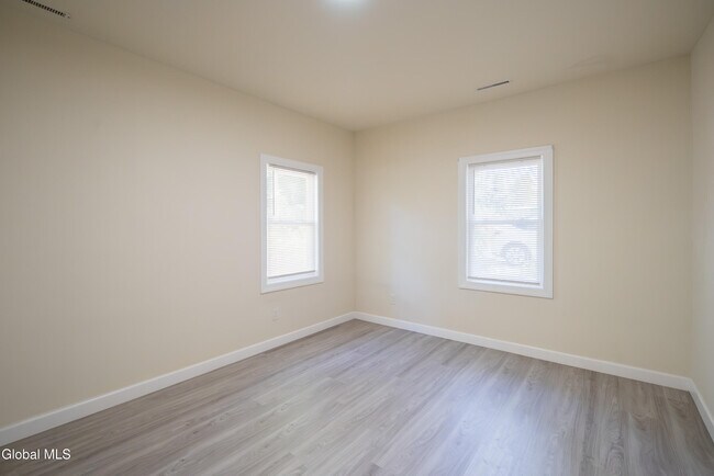 Building Photo - 489 Grooms Rd