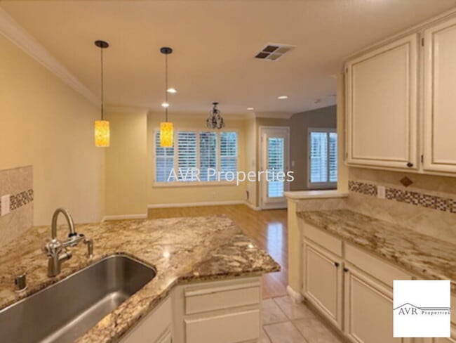 Building Photo - Gorgeous well situated end unit home in San Ramon