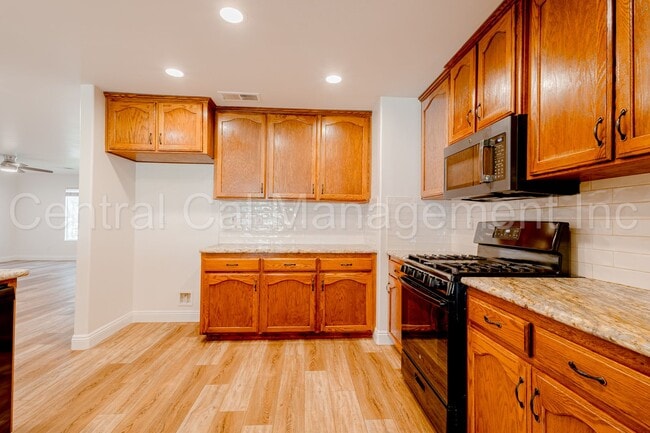 Building Photo - 4 Bedroom/2 Bath Home with an office and S...