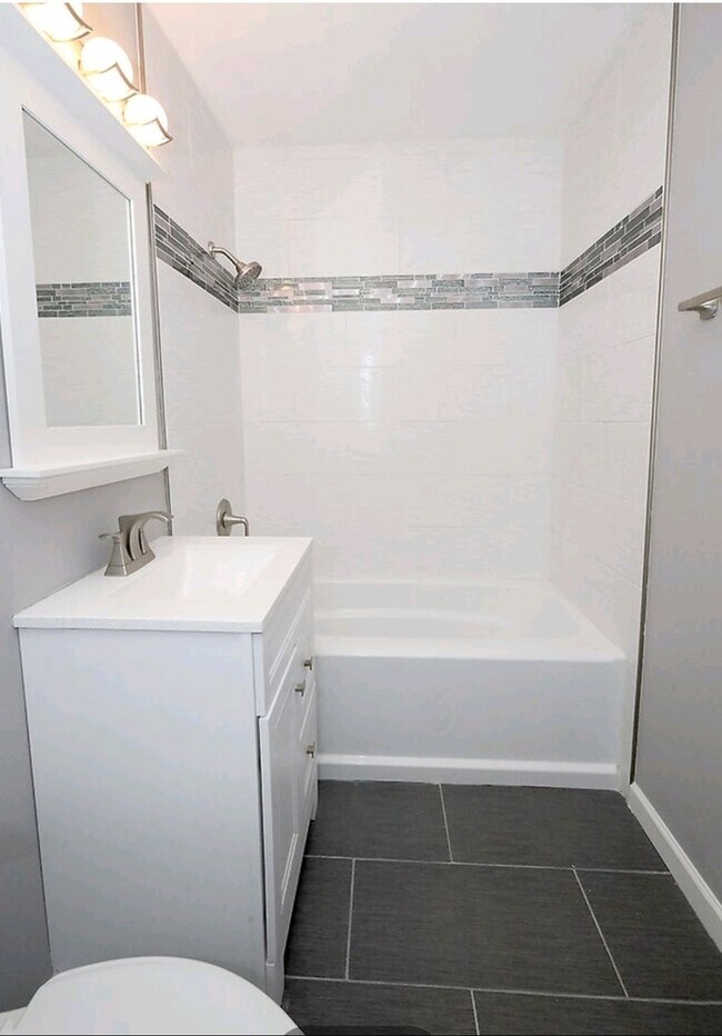 Building Photo - 345 E Eastgate Pl