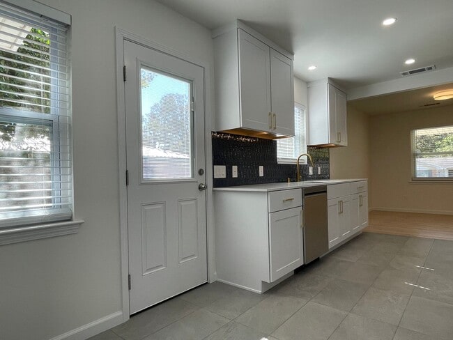 Building Photo - Gorgeous FULLY REMODELED 3 Bedroom/2Bath