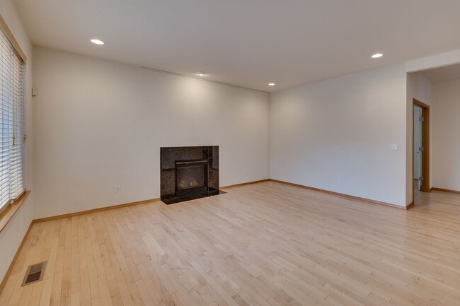 Building Photo - For Rent | Stunning 4-Bedroom Home in Brookside Estates