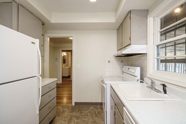 Building Photo - PET FRIENDLY Super Cute Craftsman Home 3 bedroom 1 Bath with Basement