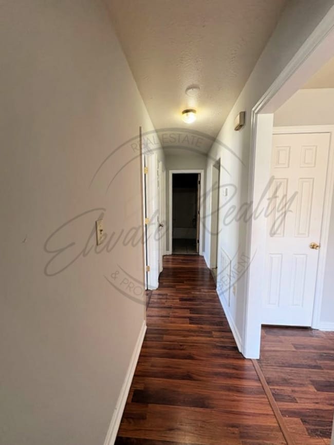 Building Photo - Three Bedroom Ranch with Appliances in Col...