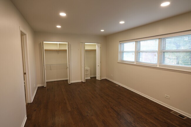 Building Photo - 503 E Valley Ln