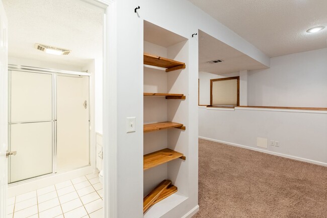 Building Photo - 4 Bed home in Olathe- Quick access to I-35