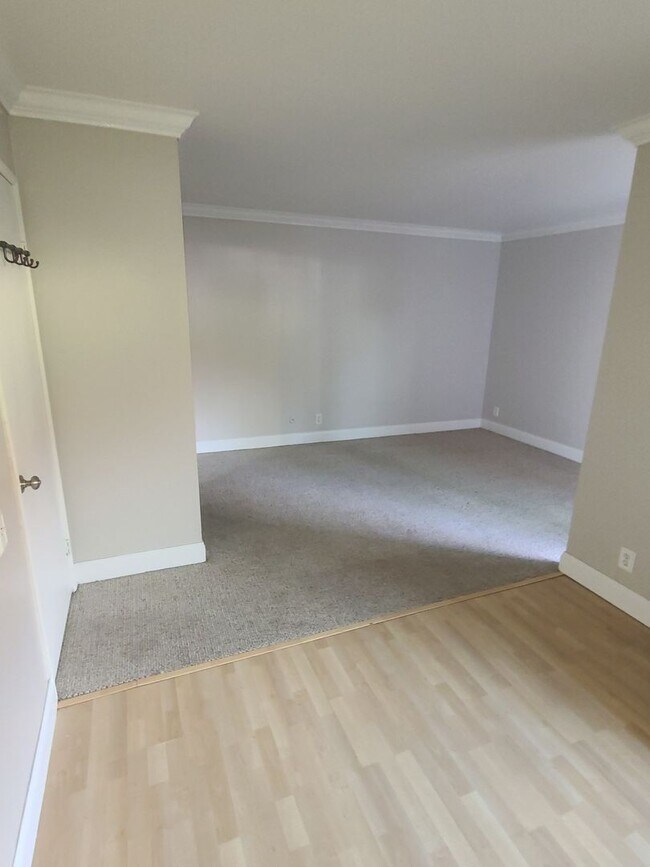 Building Photo - Spacious and Comfortable - Large 1Bd/1Ba - Lots of Natural Light - Private Patio w/ Sun Screens