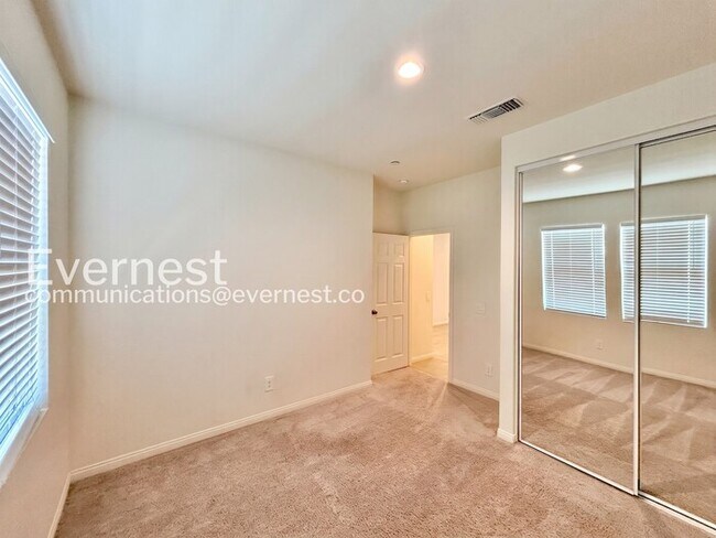 Building Photo - 4 Bed/3 Bath Home with Fenced Yard & Garage / Vouchers Accepted / Available Now!