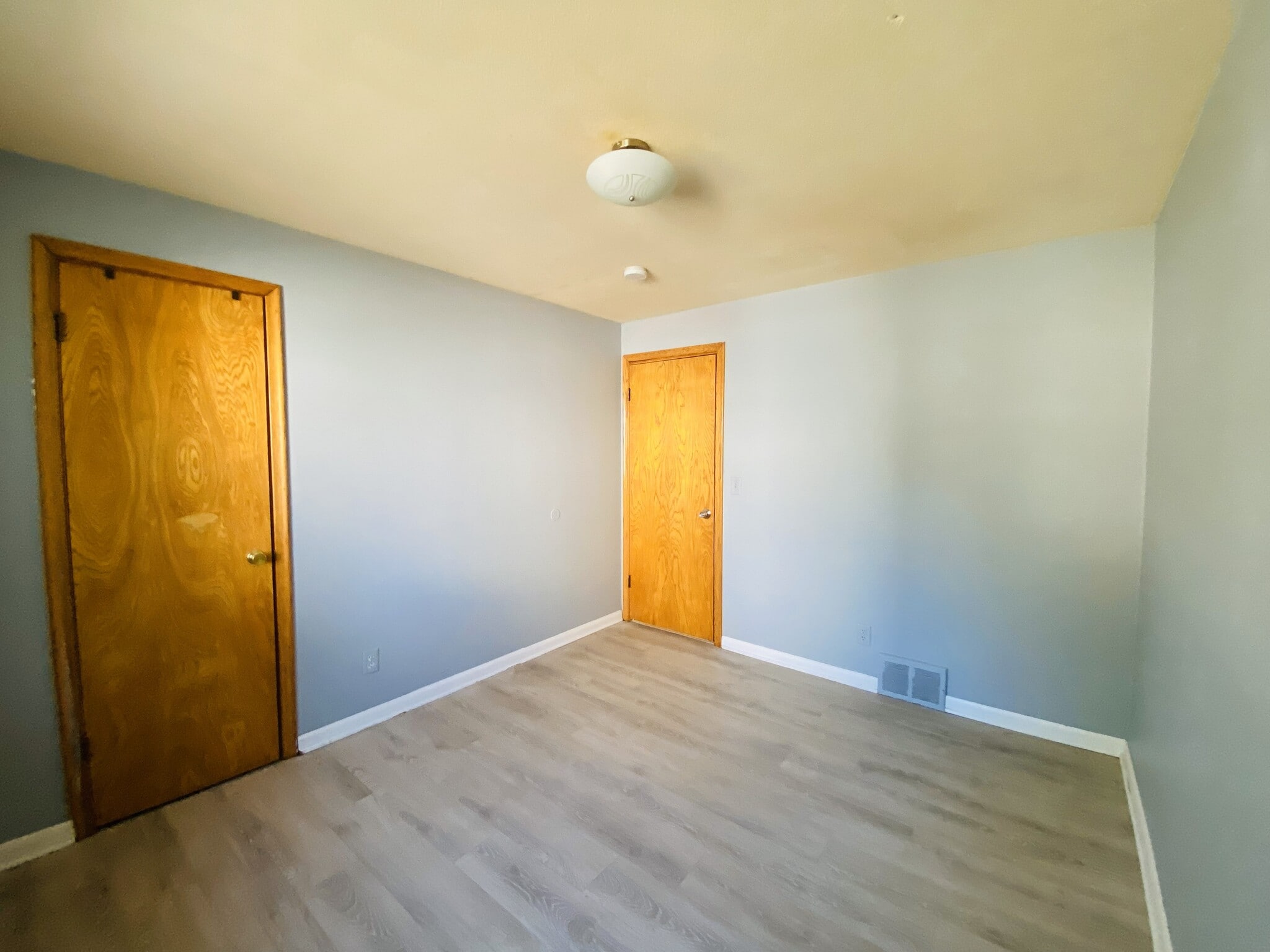 Building Photo - 4533 University Ave NE