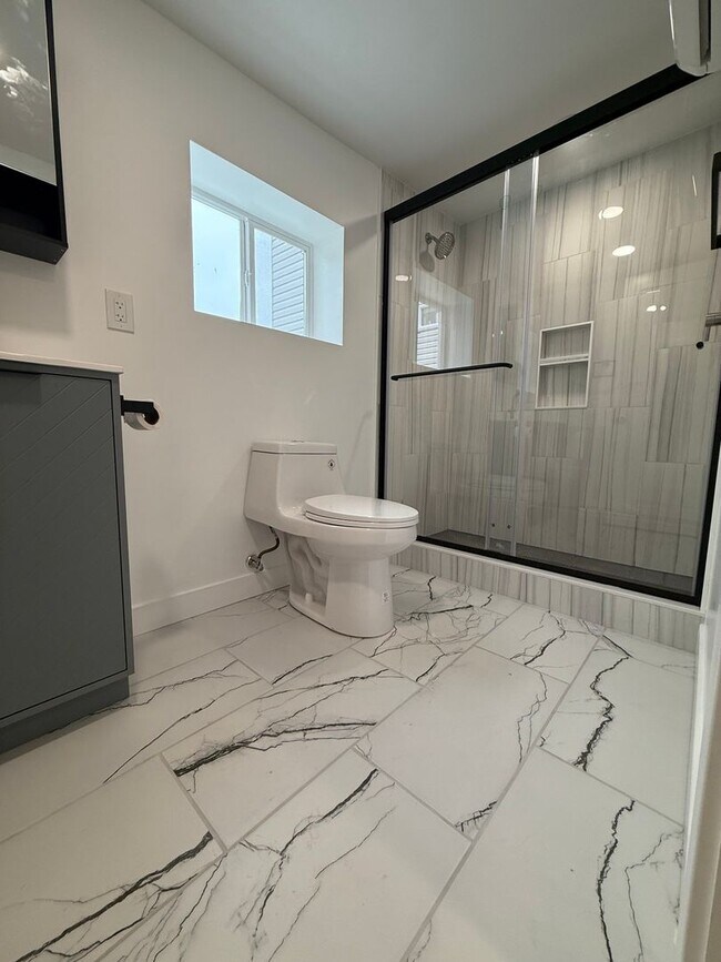 Building Photo - Fully Renovated 1-BR Apartment - Available...