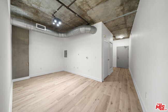 Building Photo - 645 W 9th St