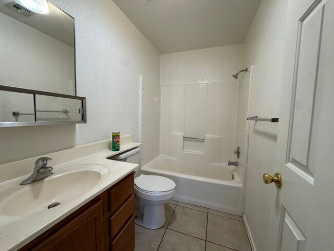 Building Photo - 3BR Duplex with gated yard and Garage