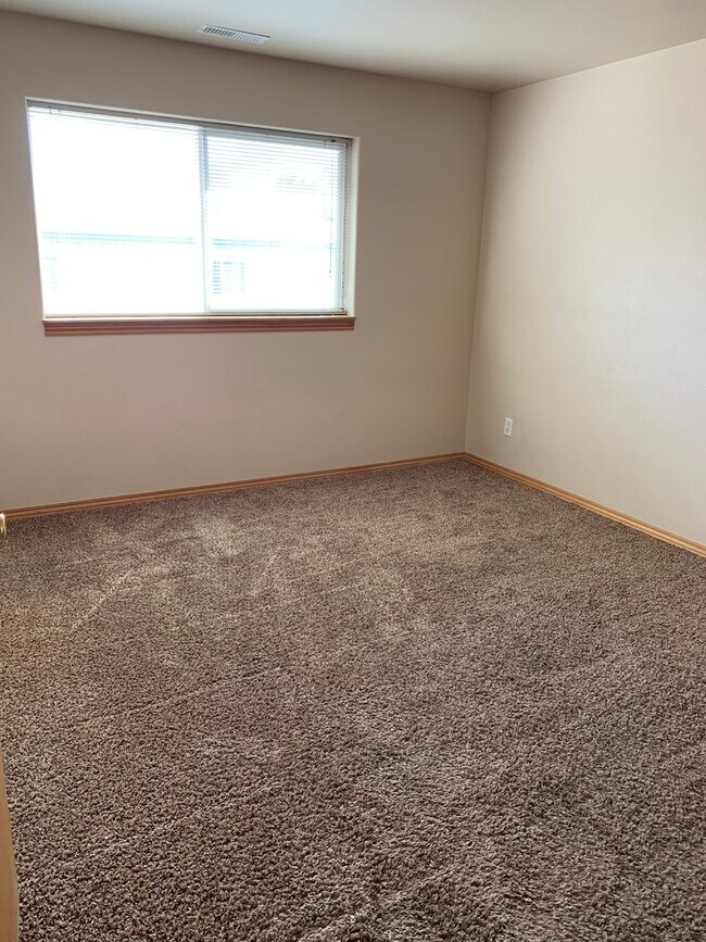 Building Photo - 404 River Ave