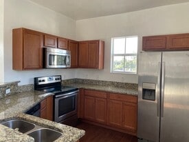 Full kitchen - 505 W Hickpochee Ave