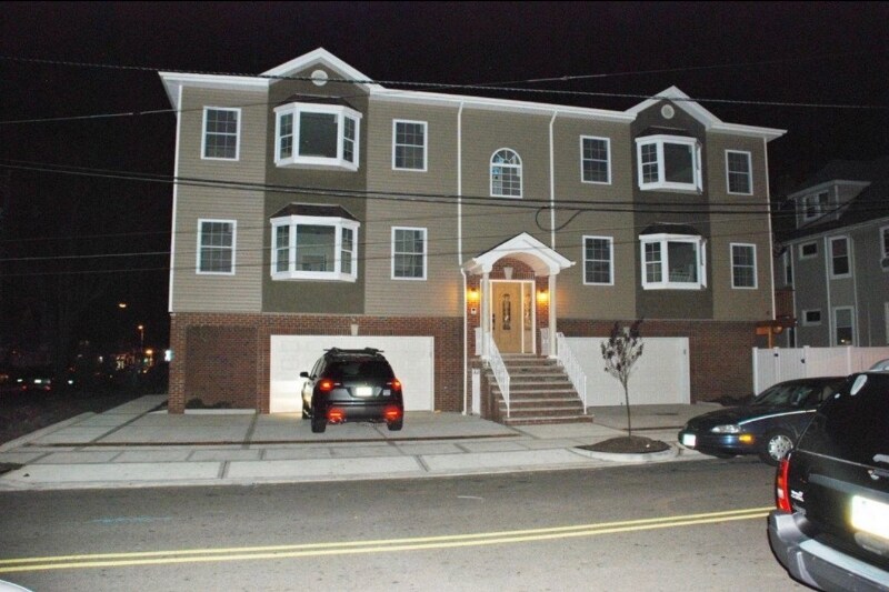 Building Photo - 327 S Park St