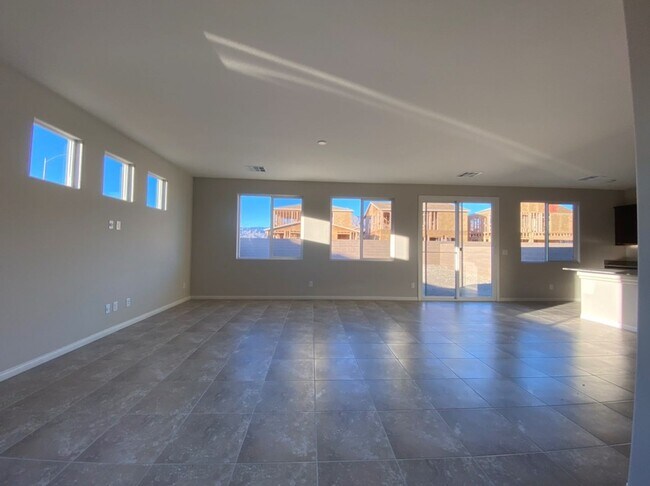 Building Photo - 4 BED 2.5 BATH 2 CAR GARAGE,  LARGE CORNER...