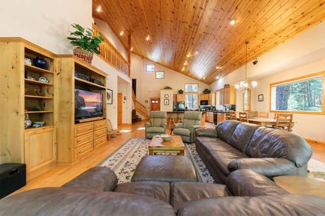 Building Photo - 11400 Thelin Dr