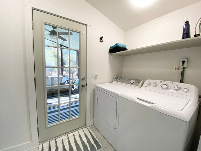 Building Photo - Looking for a lovely home that is fully furnished!