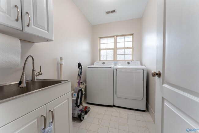 Building Photo - 2524 Oak Pl Dr SE