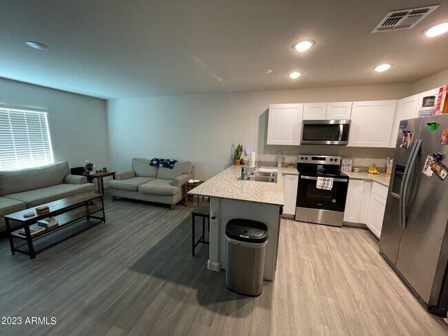 Building Photo - 476 Reizen Dr