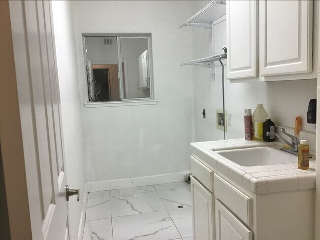 Building Photo - 5701 W Country Ave