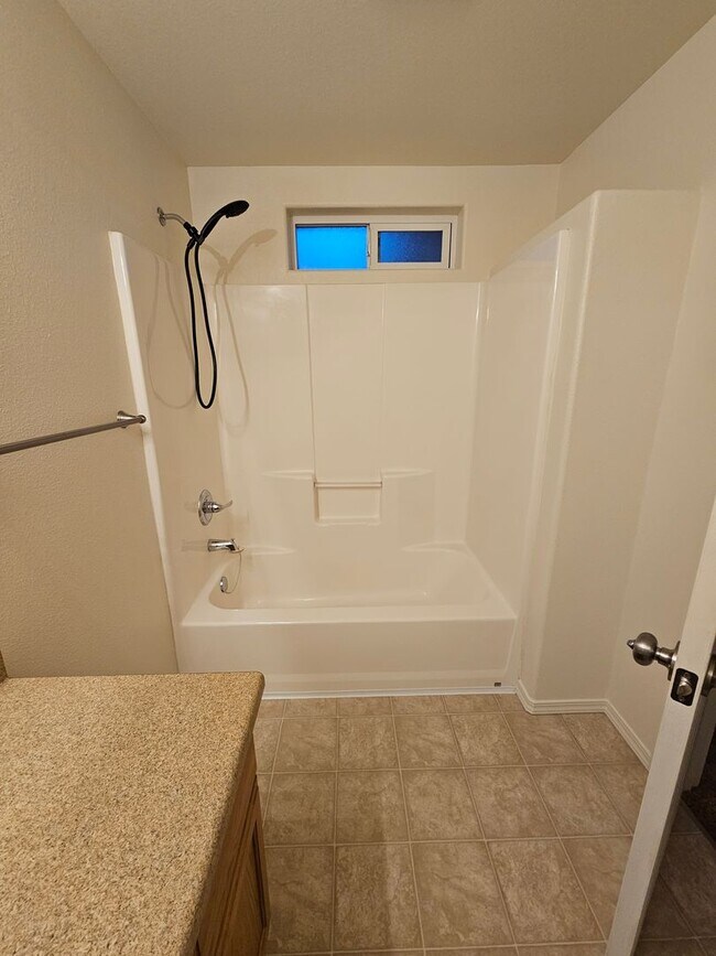 Building Photo - 3 Bedroom Home Located on Quiet Cul-De-Sac