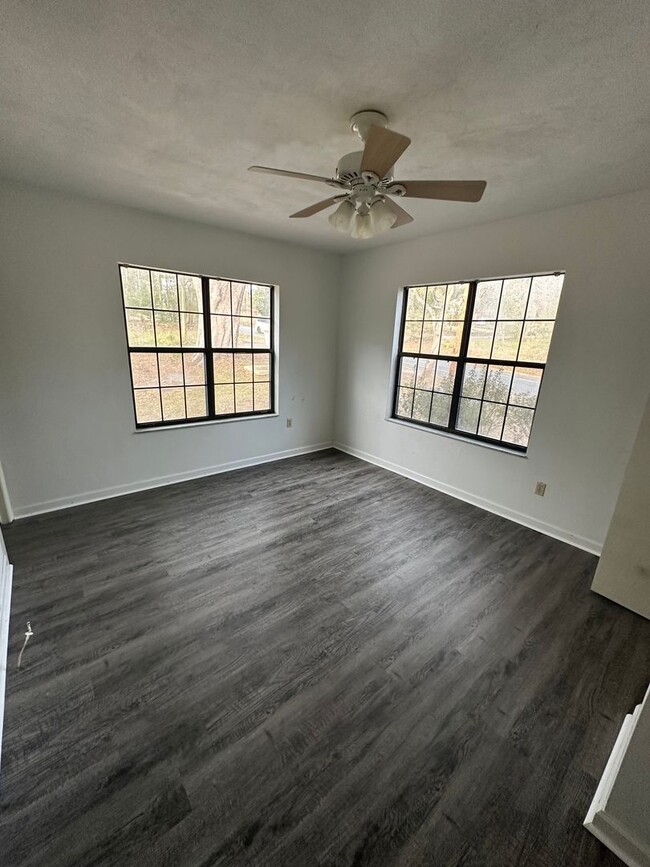 Building Photo - 3 bedroom 2 bath house in Midtown! Availab...