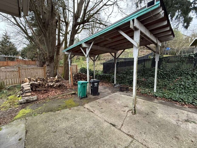 Building Photo - Stunning 4 Bed 3 Bathroom Home!