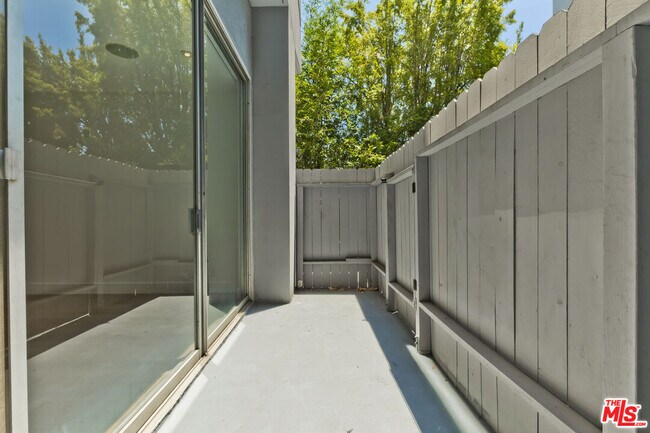 Building Photo - 1100 Alta Loma Rd