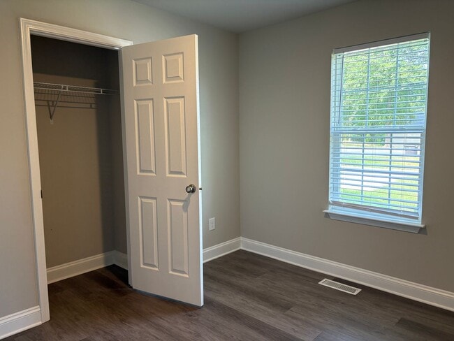Building Photo - 3 Bedroom, 2 Bathroom Apartment in Winston...