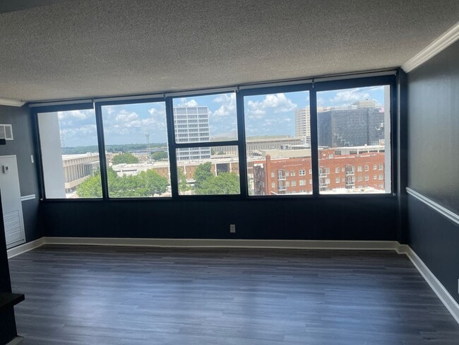 Building Photo - 1 bedroom studio high-rise condo