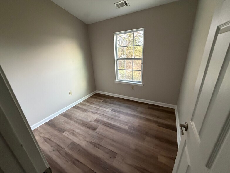 Building Photo - Room in Townhome on Timber Ridge Dr
