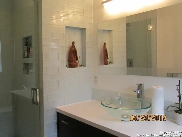 Building Photo - 207 E Castle Ln