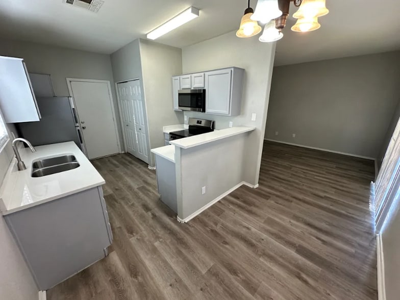 Building Photo - 834 E Minton St