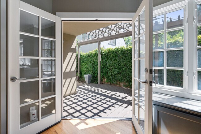 Building Photo - Contemporary Home in Desirable Community C...