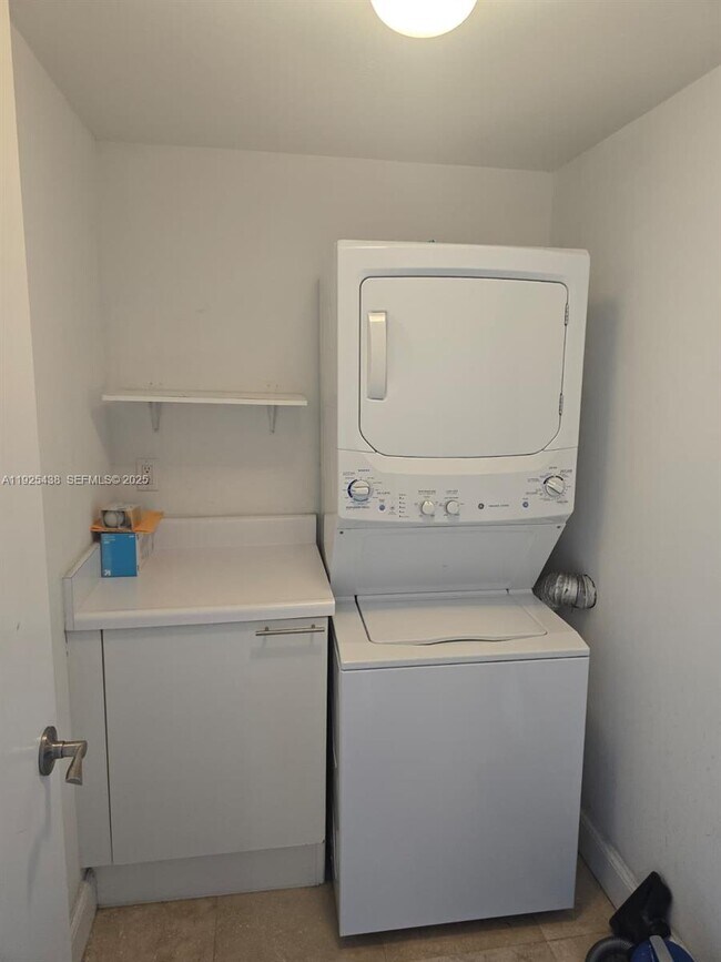 Building Photo - 14951 Royal Oaks Ln