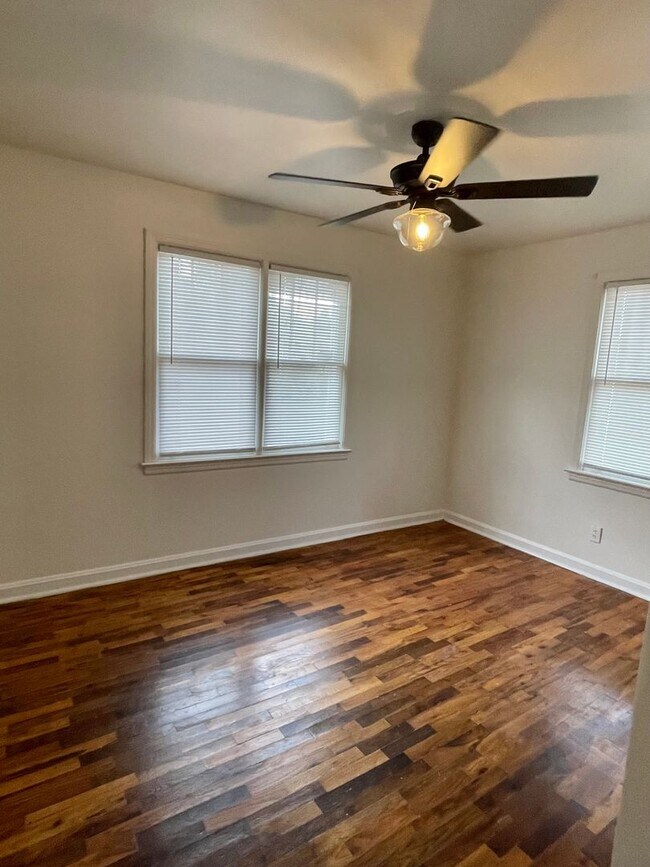 Building Photo - 2 Bed / 2 Bath with office space Home for Rent – Renovated Kitchen & Fenced Backyard