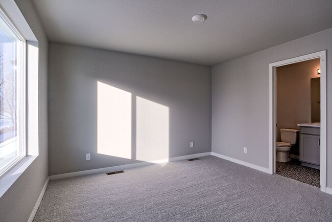 Building Photo - Beautiful Townhome For Lease