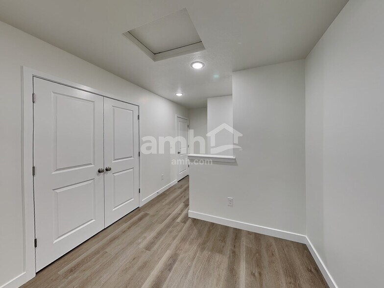 Building Photo - 1256 W Mahogany St