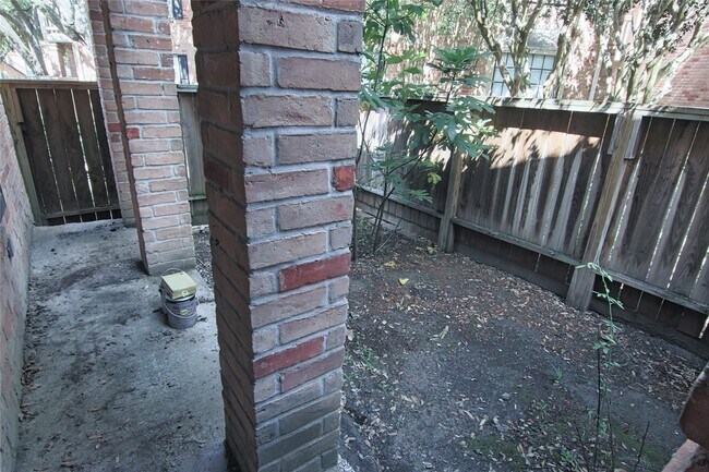 Building Photo - 2255 Braeswood Park Dr