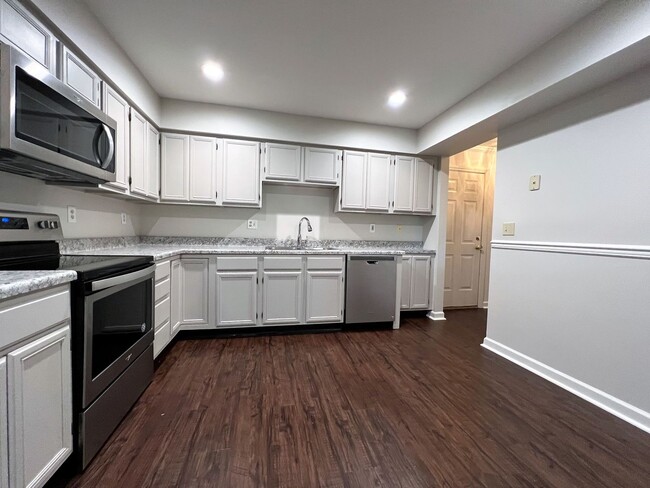 Building Photo - BEAUTIFUL 2 BEDROOM CONDO AVAILABLE IN FAR...