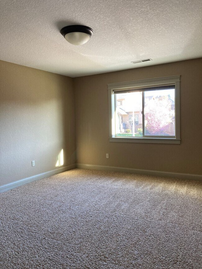 Building Photo - West Meadows Estate 2-Story Home in Salem