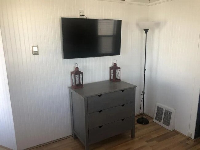 Building Photo - Pet Friendly 1 bed/ 1 bath House