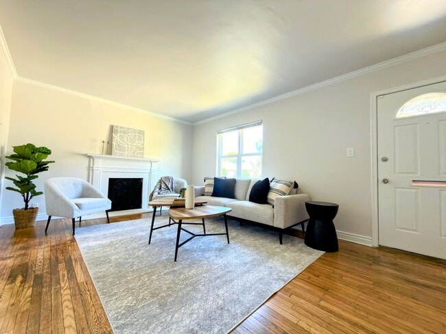 Building Photo - Newly Updated 2-Bedroom Home