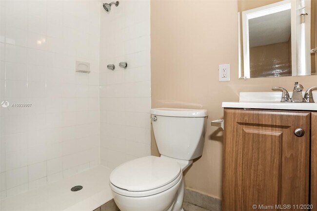 Building Photo - 351 SW 31st Ave