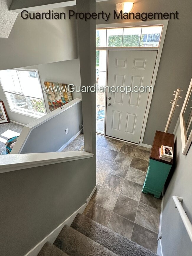 Building Photo - Champlin Town Home, Fireplace, 2 Car Garag...