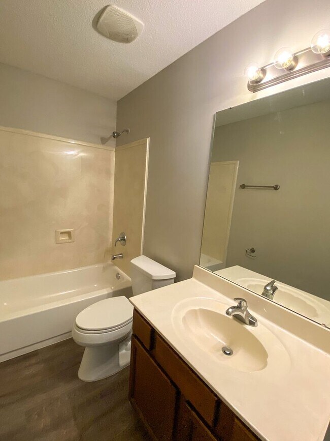 Building Photo - 3 bed, 2 bath with granite counters, ss ap...