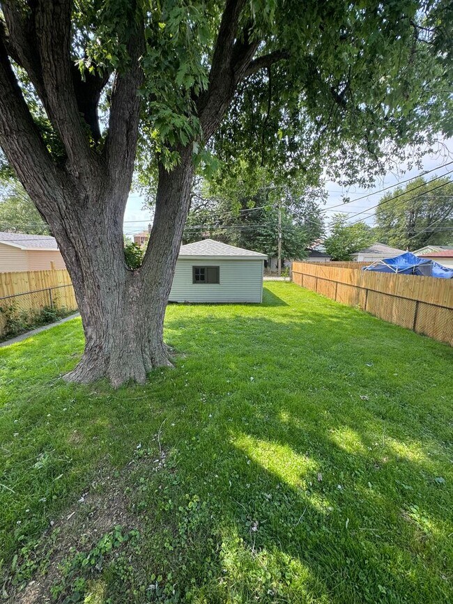 Building Photo - 2 Bedroom 1 Bathroom house in Calumet Park...
